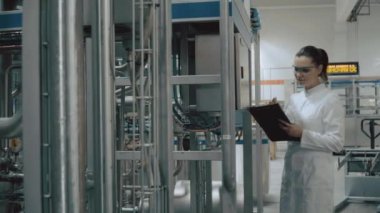 modern bir fabrika işçisi