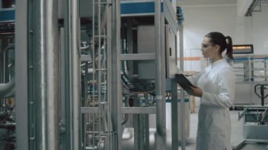 modern bir fabrika işçisi