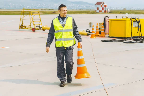 Luchthaven werknemer ondersteuning — Stockfoto