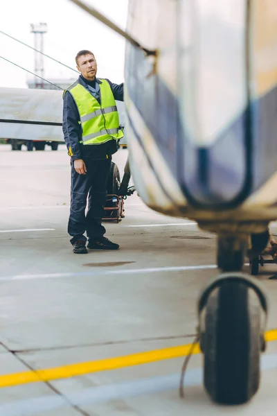 Unterstützung für Flughafenmitarbeiter — Stockfoto