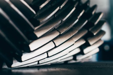 Dişli metal tekerlekler