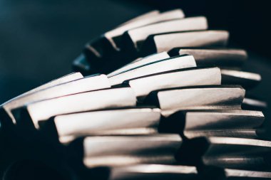 Dişli metal tekerlekler