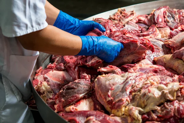 Operaio della fabbrica di carne — Foto Stock