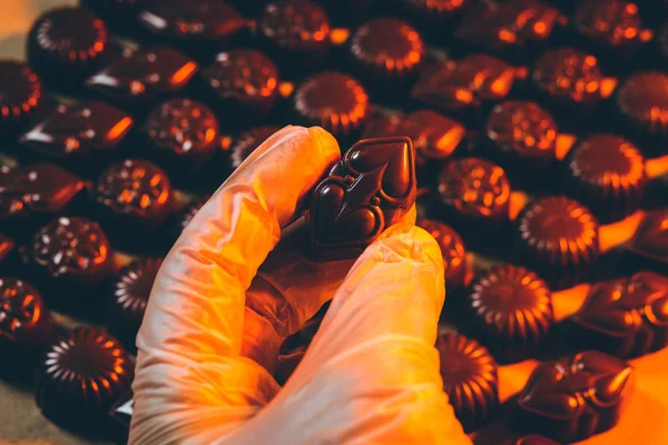 Fabricación de dulces de chocolate — Foto de Stock