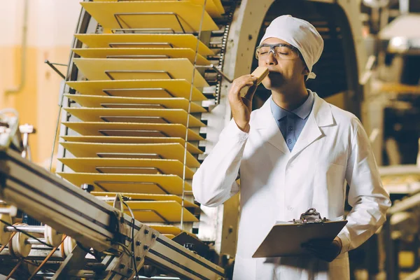 Processo de fábrica de waffle — Fotografia de Stock