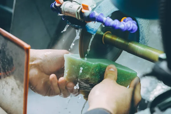 Gioielli industriali in pietra verde — Foto Stock