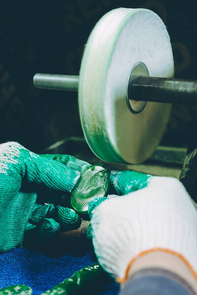 Нефритовый камень промышленного производства из зеленого камня
