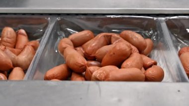 Sosis. Sosis paketleme hattı.