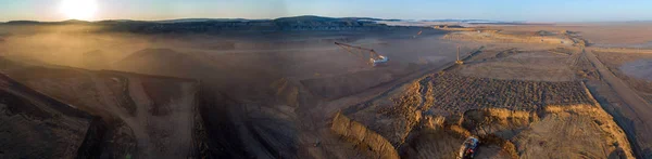 Добыча угля в открытой шахте — стоковое фото