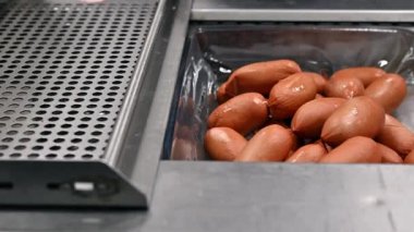 Sosis. Sosis paketleme hattı.