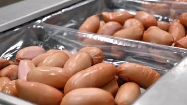 Sosis. Sosis paketleme hattı.