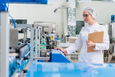 Su işleme ve saf kaynak suyu şişeleme için satır şişeleme