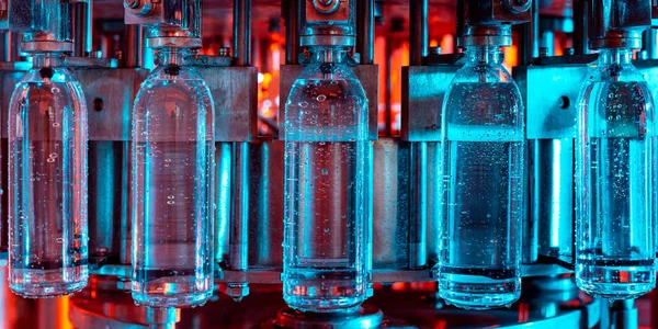 水処理と瓶詰めの純粋なばね水の充填ライン — ストック写真