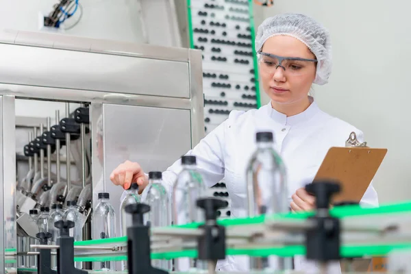 Línea de embotellado de agua para el procesamiento y embotellado de agua pura de manantial — Foto de Stock