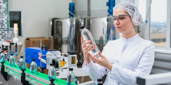 Línea de embotellado de agua para el procesamiento y embotellado de agua pura de manantial — Foto de Stock