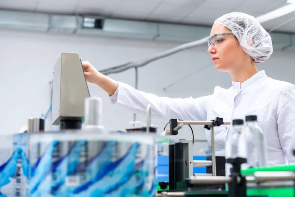 Línea de embotellado de agua para el procesamiento y embotellado de agua pura de manantial — Foto de Stock