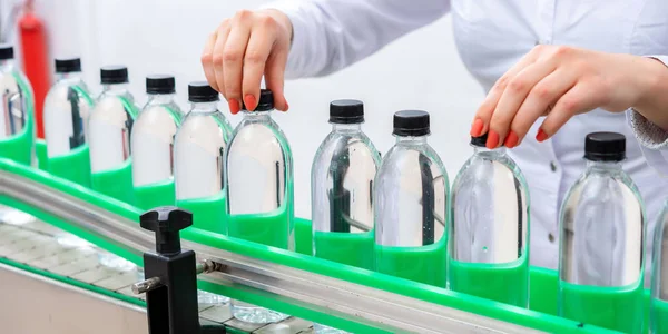 Wasserabfüllanlage zur Aufbereitung und Abfüllung von reinem Quellwasser — Stockfoto