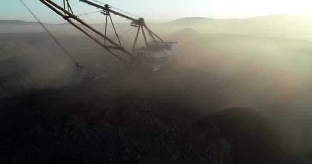 Mineração de carvão em um poço aberto — Vídeo de Stock