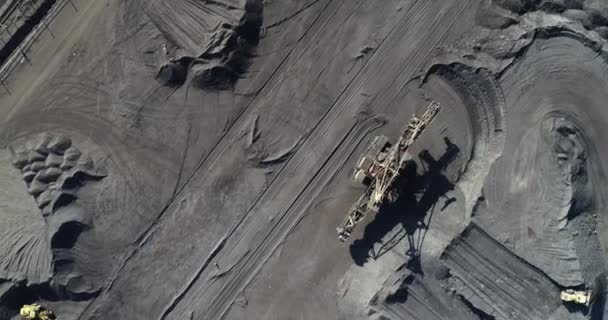 Mineração de carvão em um poço aberto — Vídeo de Stock
