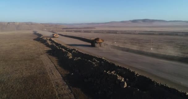 Nagy sárga bányászati, teherautó — Stock videók