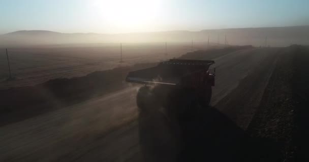 Grote gele mijnbouw vrachtwagen — Stockvideo