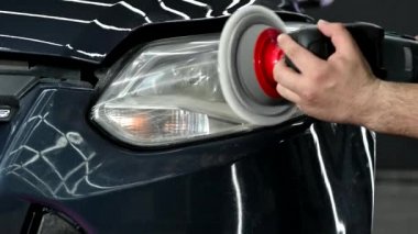 araba parlatma dükkanı araç bakışı