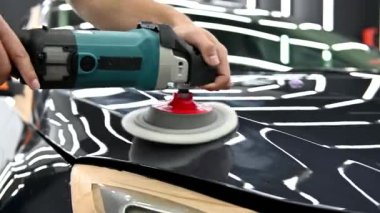 araba parlatma dükkanı araç bakışı