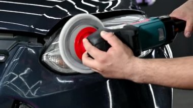 araba parlatma dükkanı araç bakışı