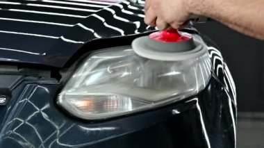 araba parlatma dükkanı araç bakışı