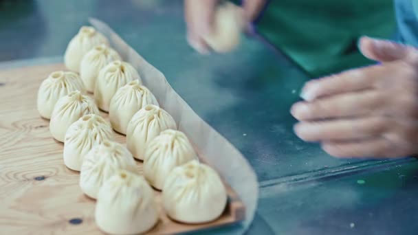 Buuza hacer fábrica artesanal tradicional — Vídeos de Stock