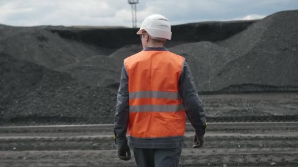 Kömür madenciliği işçisi adam yürümek — Stok video