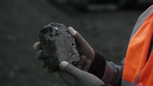 Mineração de carvão mão segurar peça — Vídeo de Stock