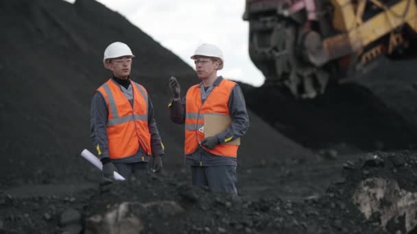 Kolenmijn werker open pit — Stockvideo