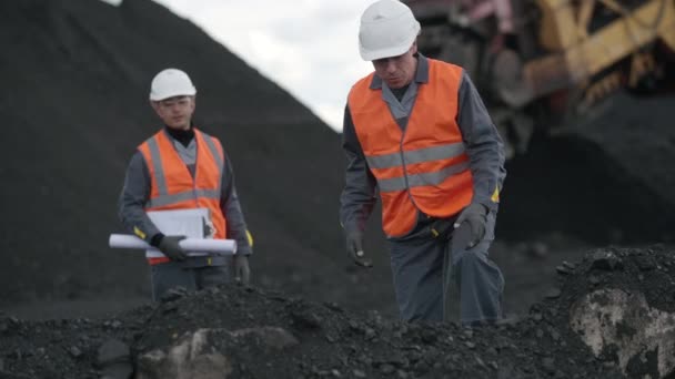 Εργαζόμενος εξόρυξης άνθρακα ανοιχτό pit — Αρχείο Βίντεο