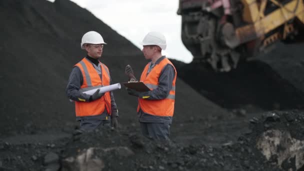 Працівник вугільної промисловості відкритий котлован — стокове відео