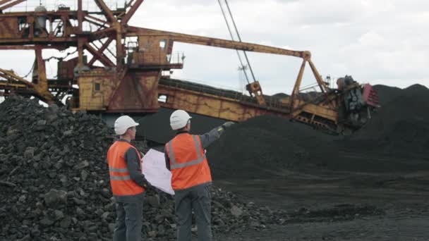 Minería de carbón trabajador a cielo abierto hombre — Vídeos de Stock