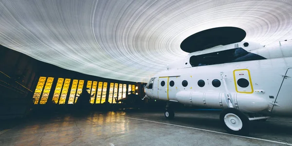 Heliopter dentro hangar russo civil — Fotografia de Stock