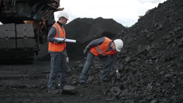 Minería de carbón trabajador a cielo abierto hombre — Vídeos de Stock