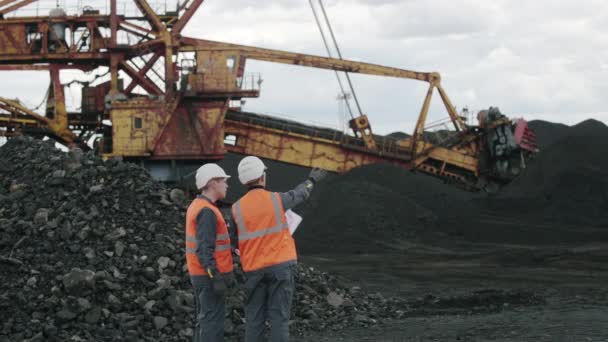 Minería de carbón trabajador a cielo abierto hombre — Vídeo de stock