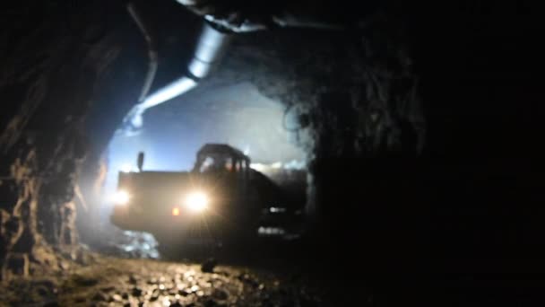 Camion souterrain mine d'or tunnel géologie — Video