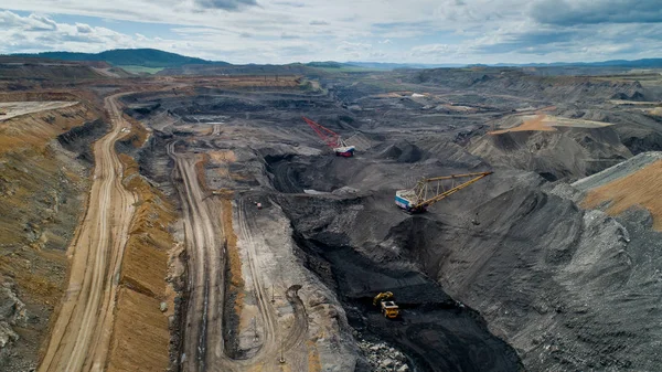 Minería de carbón mina a cielo abierto aérea negro — Foto de Stock