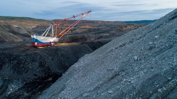 Bagger Tagebau Kohlebergbau Nachtlichter — Stockfoto