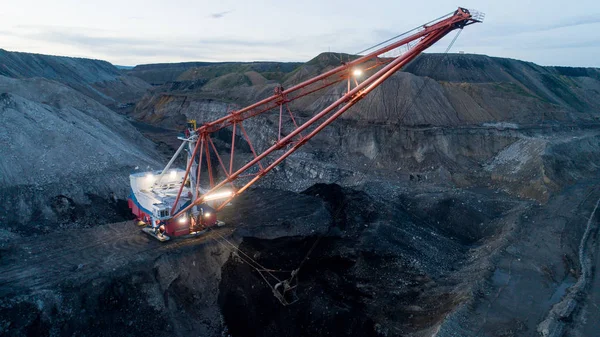 Ekskavatör açık pit kömür madenciliği gece ışıkları — Stok fotoğraf