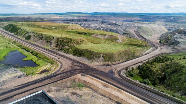 Těžba uhlí otevřená díra důlní anténa černá — Stock fotografie