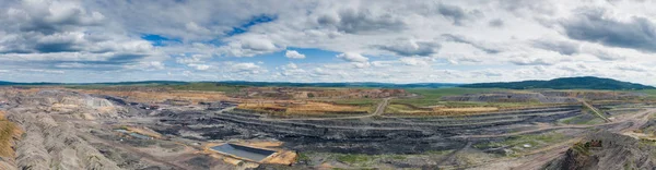 Kolbrytning Open Pit Mine antenn svart — Stockfoto