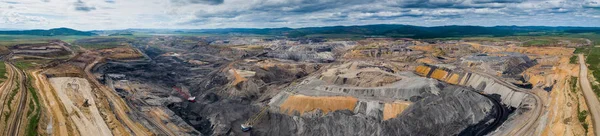 Видобуток вугілля відкритий котлован шахти повітряний чорний — стокове фото