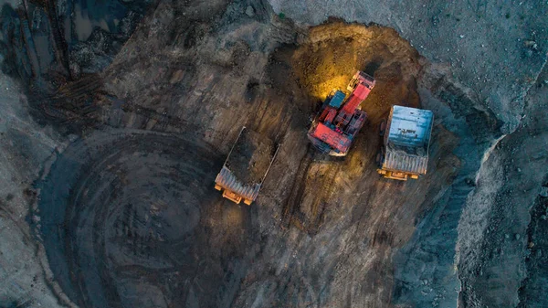 Natt Quarry Truck kolbrytning grävmaskin Top — Stockfoto