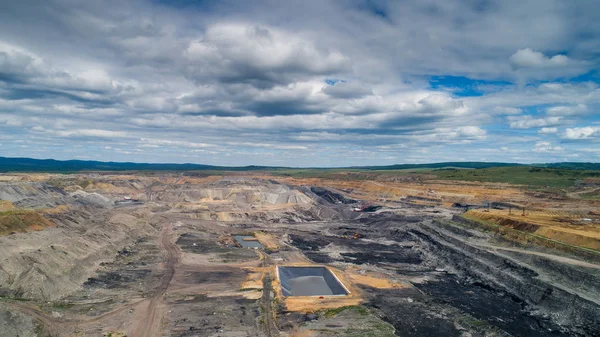 Minería de carbón mina a cielo abierto aérea negro — Foto de Stock