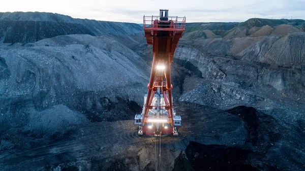 Ekskavatör açık pit kömür madenciliği gece ışıkları — Stok fotoğraf