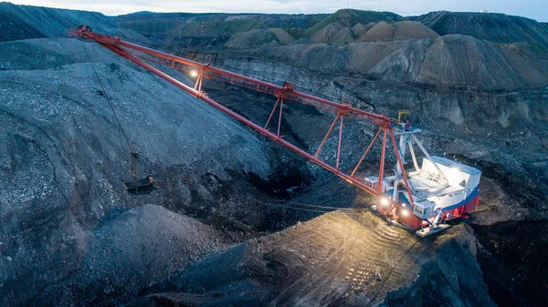 Экскаватор открытый шахтный уголь ночью огни — стоковое фото